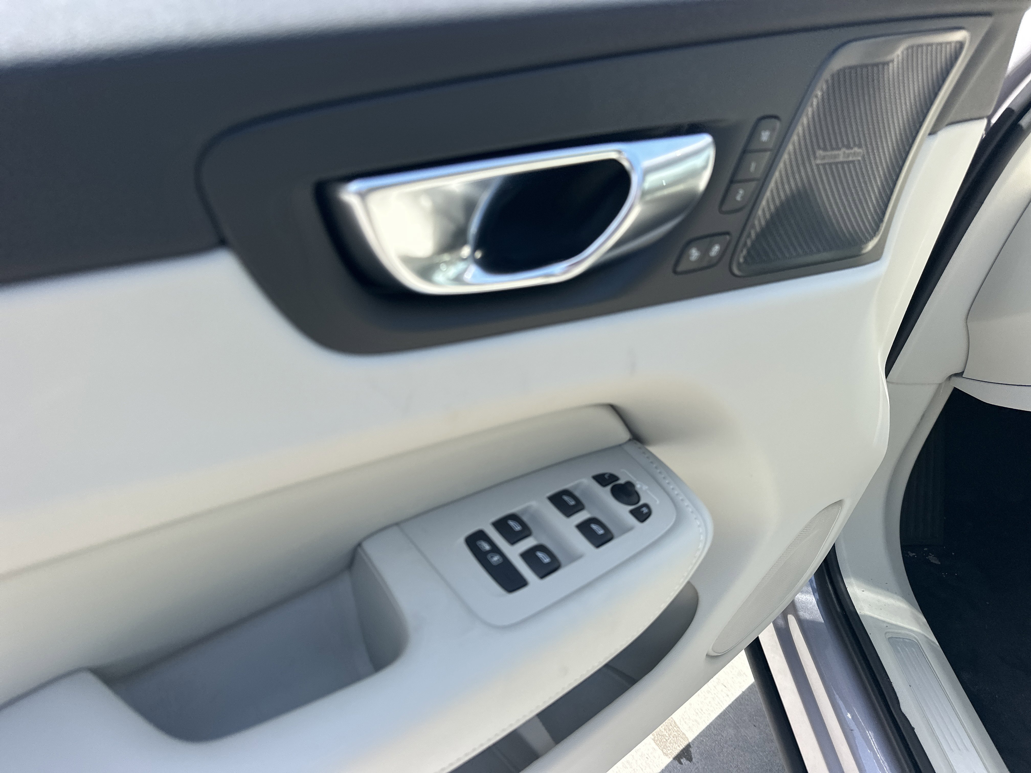 New 2026 Aurora Silver Volvo Ultra image 19