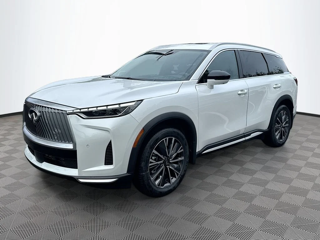 Certified Used 2026 White INFINITI LUXE image 4