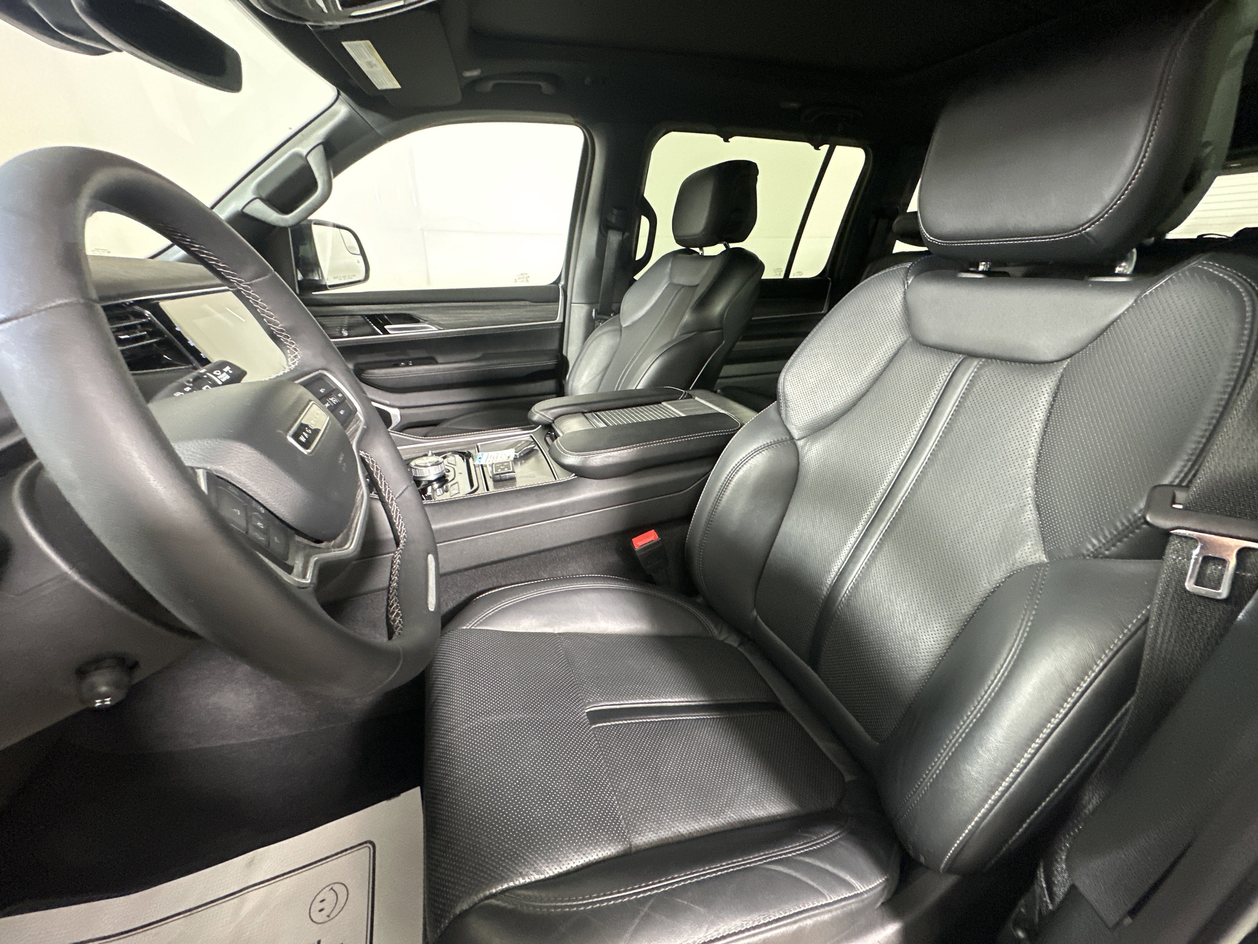 Used 2023 Diamond Black Crystal Pearlcoat Jeep Series III image 9