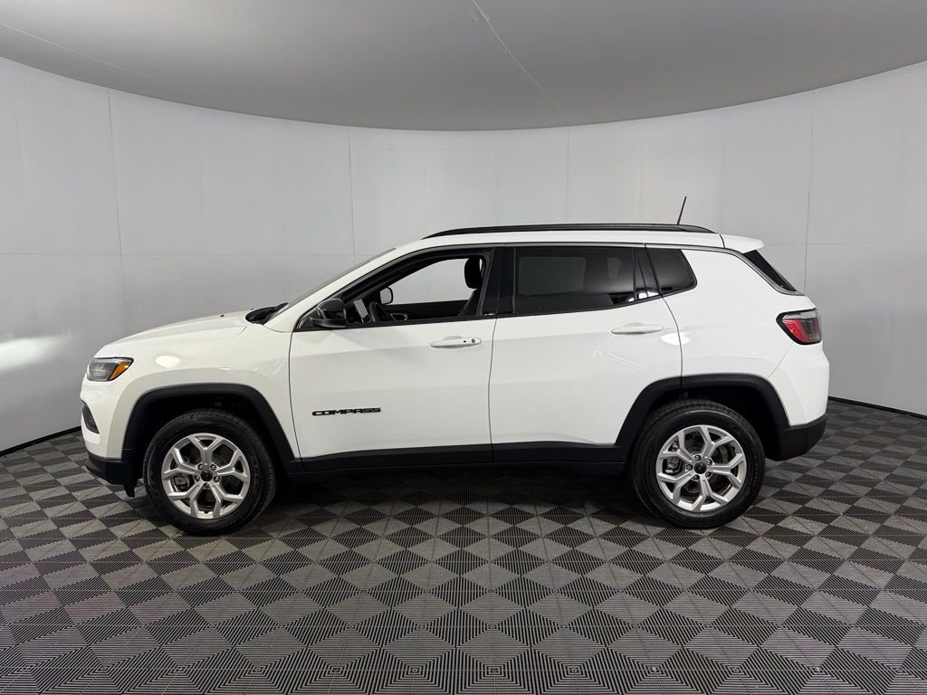 Used 2025 White Jeep Latitude image 11