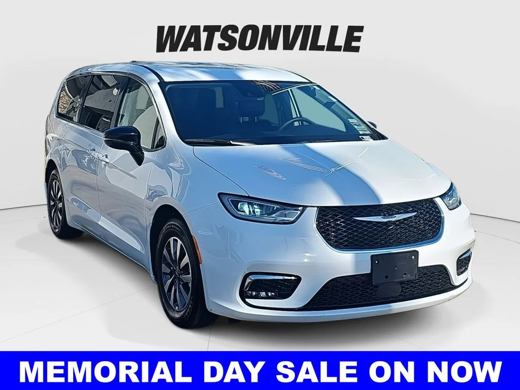 2024 Chrysler Pacifica Hybrid Select PHEV's photo