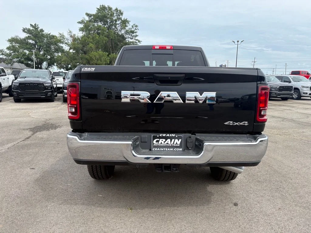 New 2025 Diamond Black Crystal Pearl-Coat Exterior Paint RAM Tradesman image 6