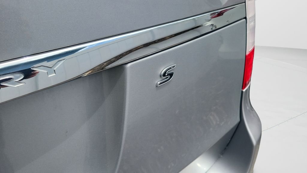 Used 2014 Silver Chrysler S image 10