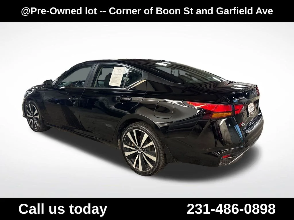 Used 2020 Black Nissan 2.5 SR image 3