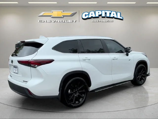 Used 2026 White/off-white Toyota XLE image 5