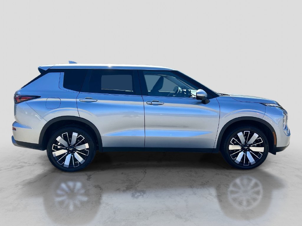 Used 2025 Silver Mitsubishi SE image 6