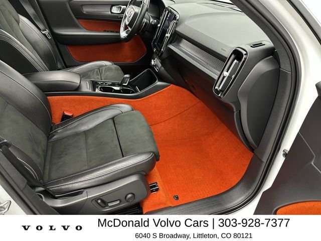 Used 2019 White Volvo R-Design image 25
