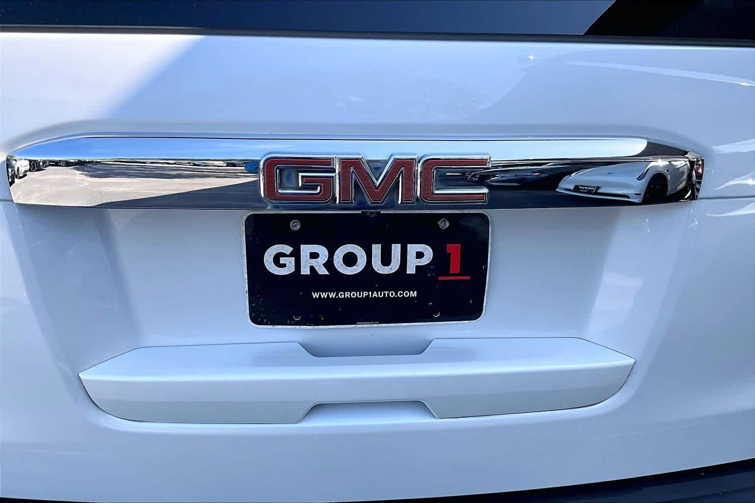 Used 2016 White Frost Tricoat GMC Denali image 33