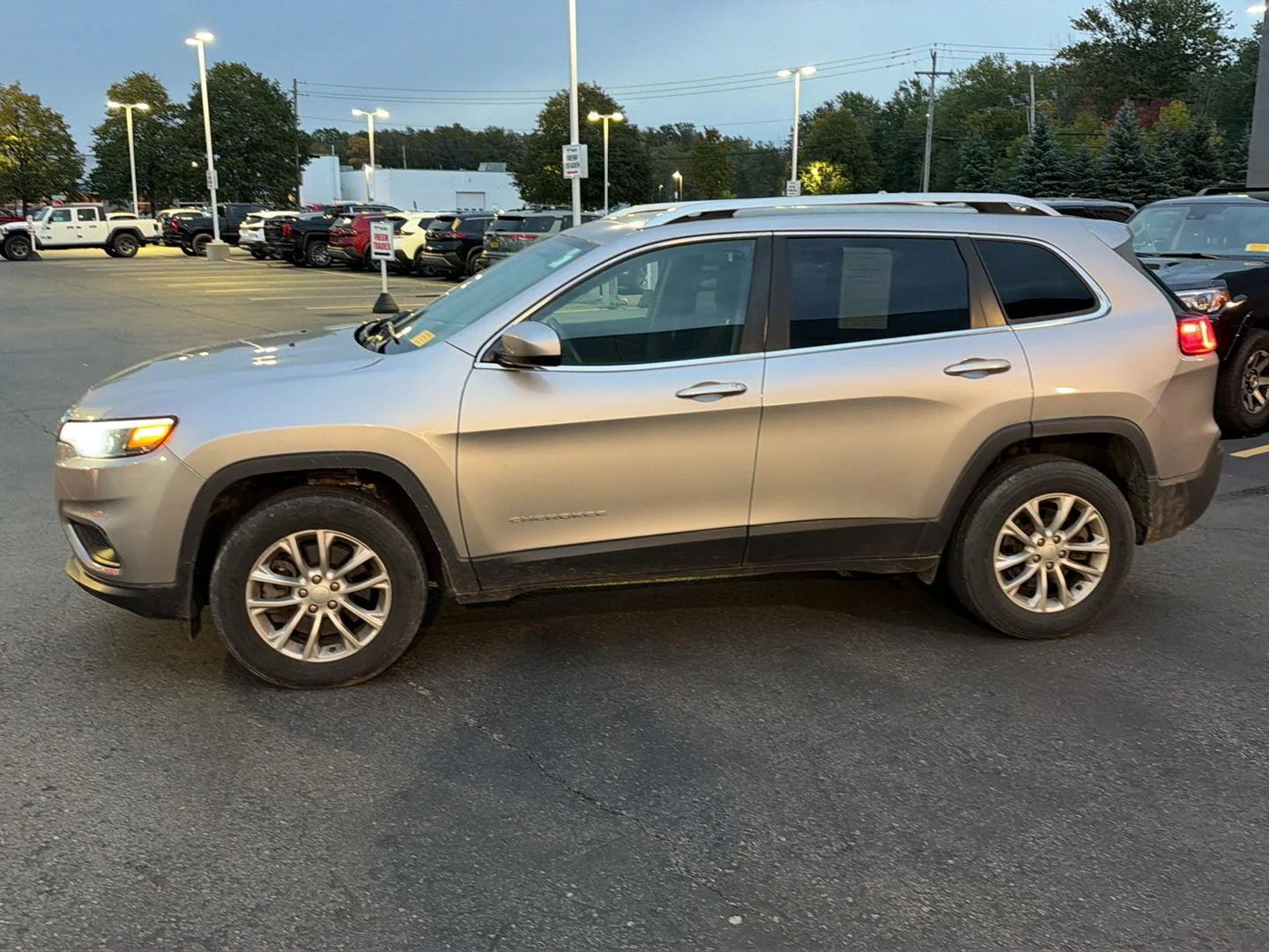 Used 2019 Billet Silver Metallic Clearcoat Jeep Latitude image 3
