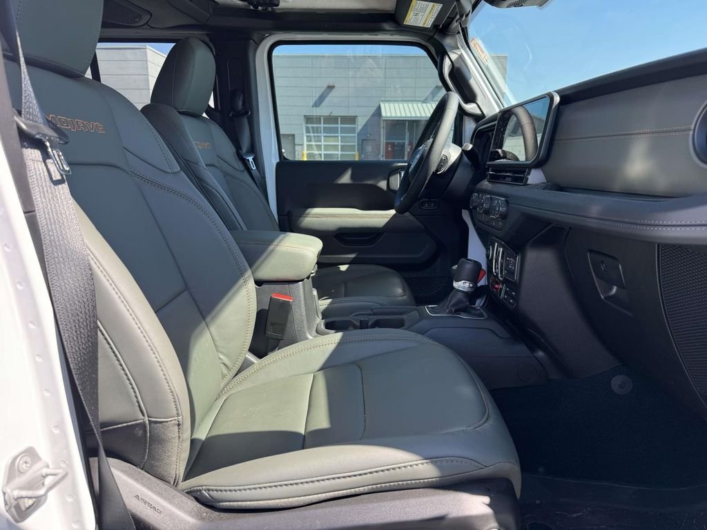 Used 2025 White Jeep Mojave image 14