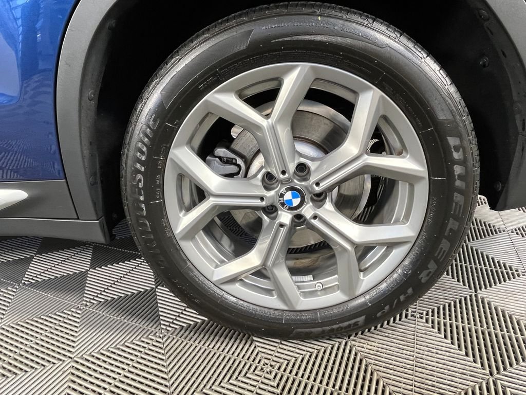 Used 2024 Blue BMW xDrive30i image 16