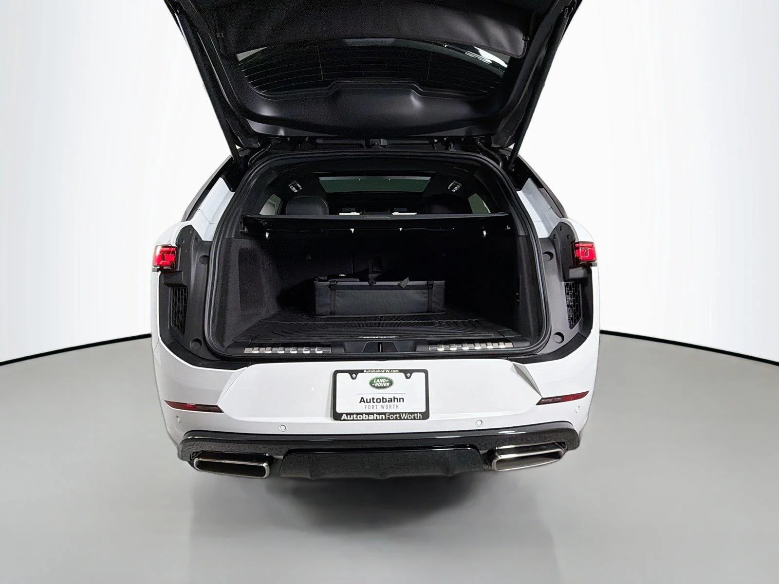 Certified Used 2026 Fuji White Land Rover Dynamic SE P400 image 26