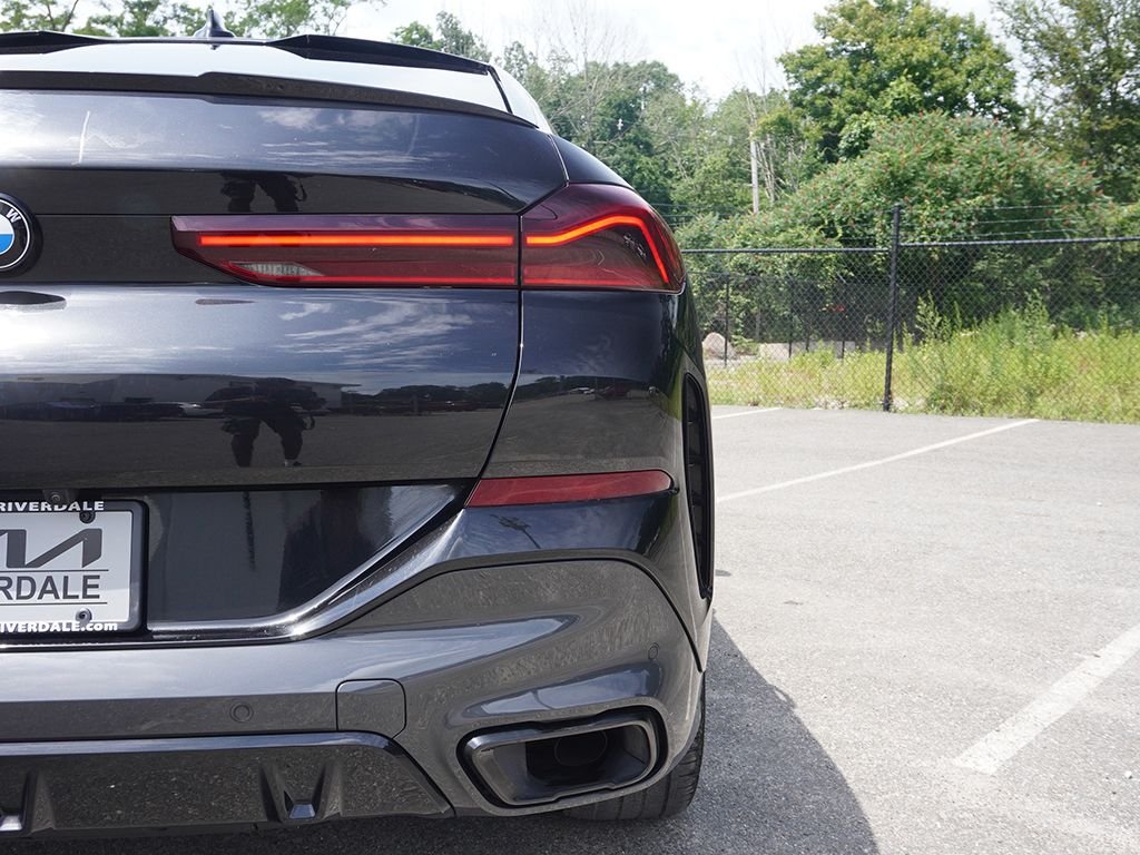 Used 2022 Black BMW xDrive40i image 16
