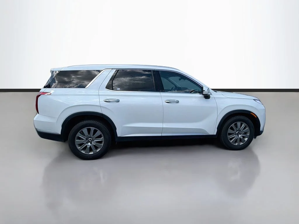 Used 2025 White Hyundai SEL image 4