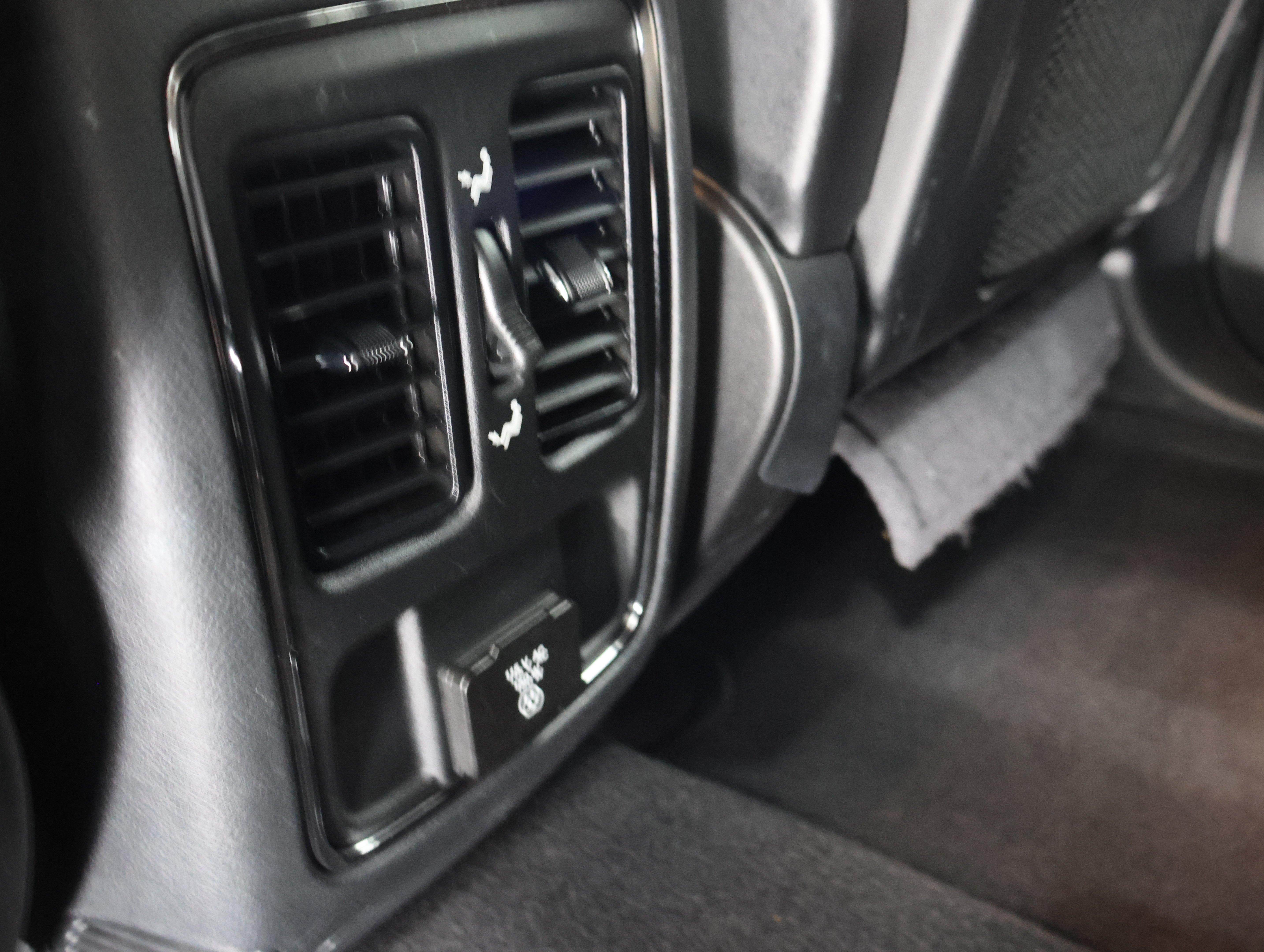 Used 2020 Sting-Gray Clearcoat Jeep 4x4 Altitude: ALTITUDE-4WD-NAV-MOON-HEATED SEATS-BACKUP CAM-1 OWNER image 36