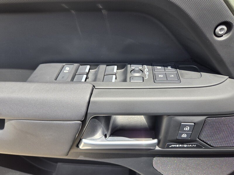 Used 2025 GREEN LAND ROVER 110 P300 S image 18