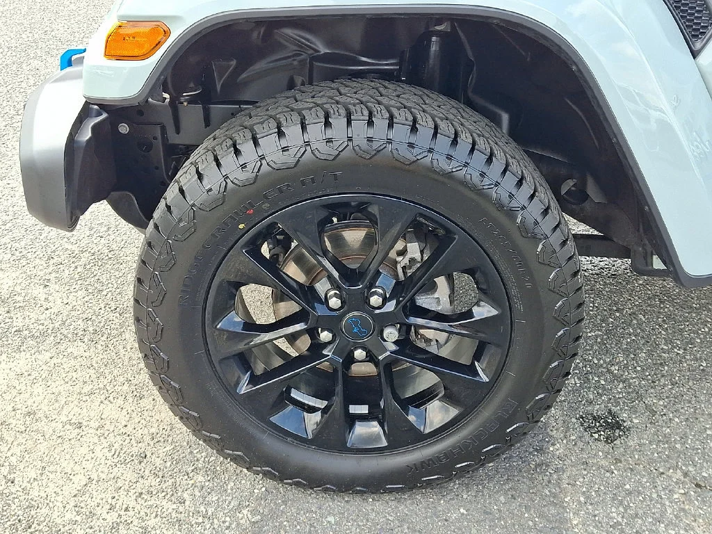 Used 2024 Earl Clearcoat Jeep Sahara image 29