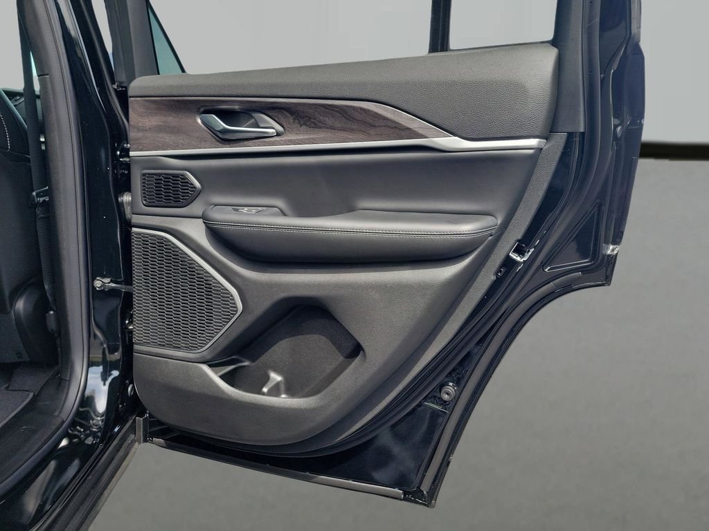 New 2026 Diamond Black Crystal Pearl-Coat Exterior Paint Jeep Limited image 36