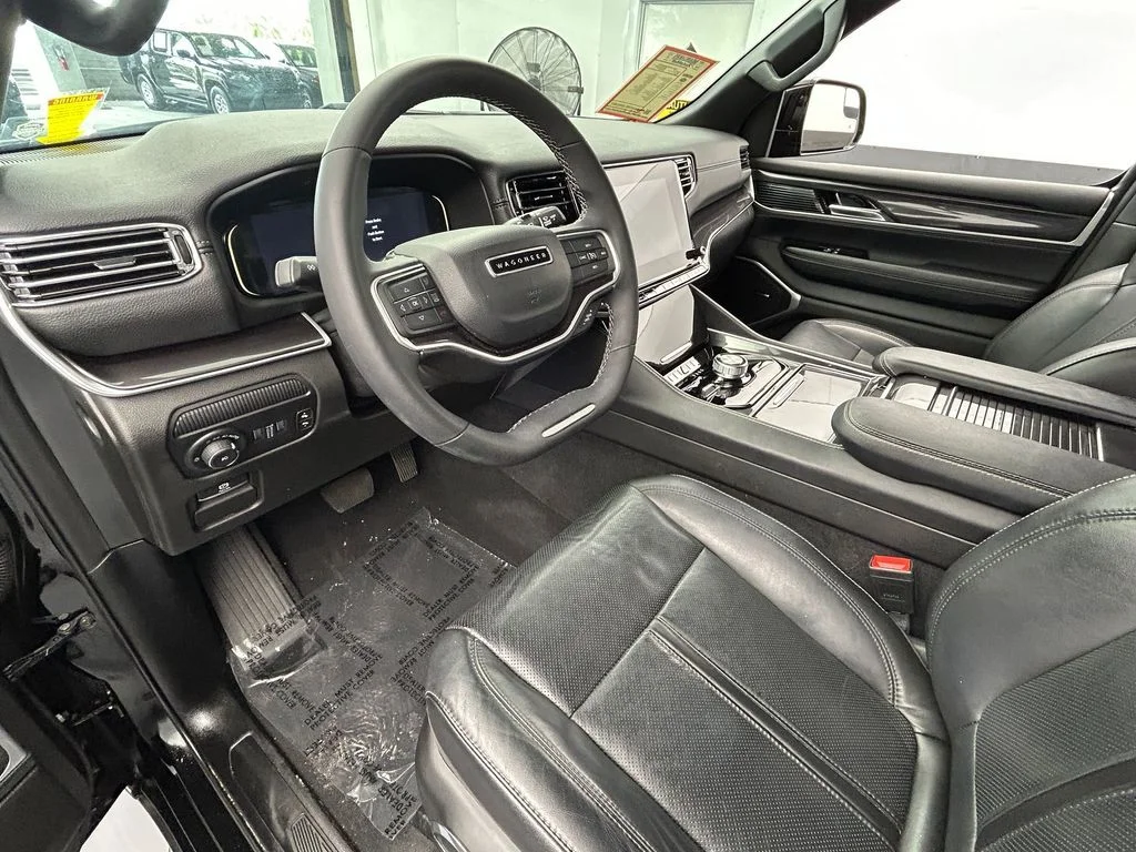 Used 2023 Diamond Black Crystal Pearlcoat Jeep Base image 16