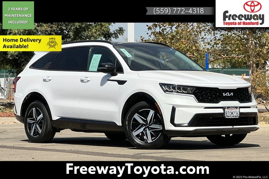 Used 2022 White Kia S image 1