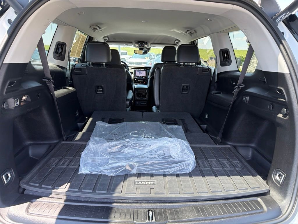 Used 2022 White Jeep Limited image 16