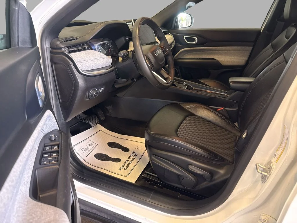 Used 2024 White Jeep Latitude image 13