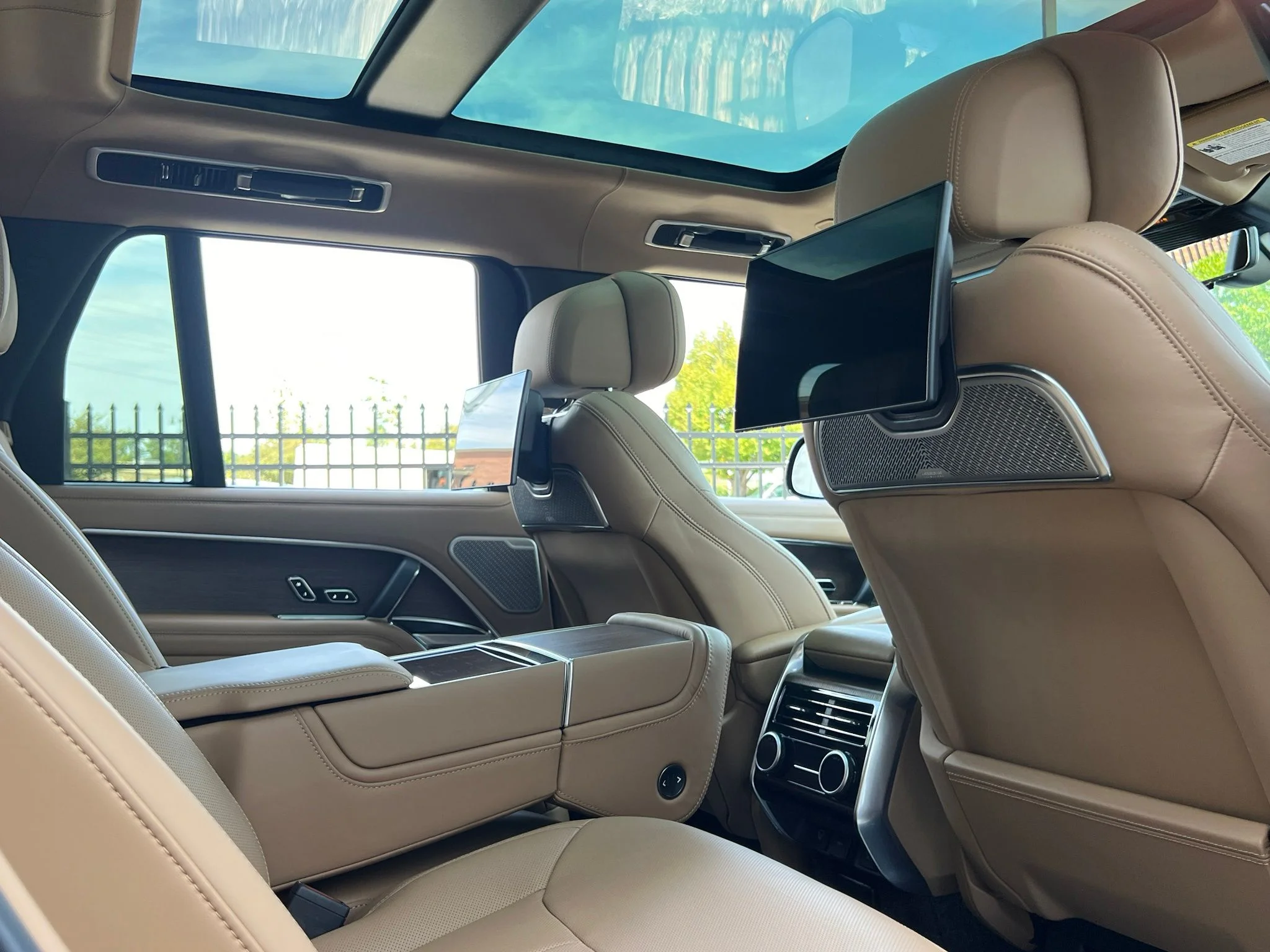 Used 2025  Land Rover Autobiography image 30