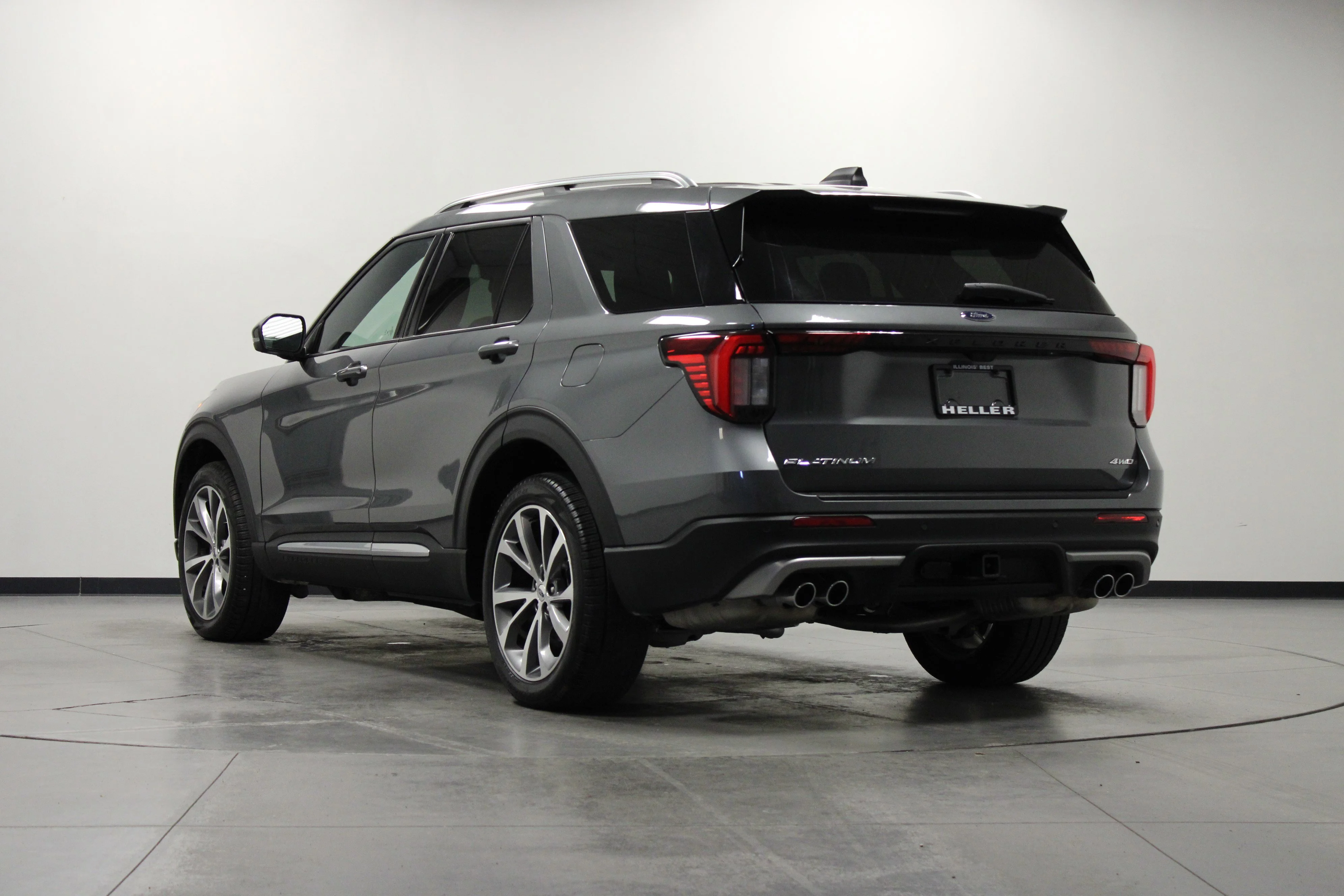 Used 2025 Gray Metallic Ford Platinum image 6