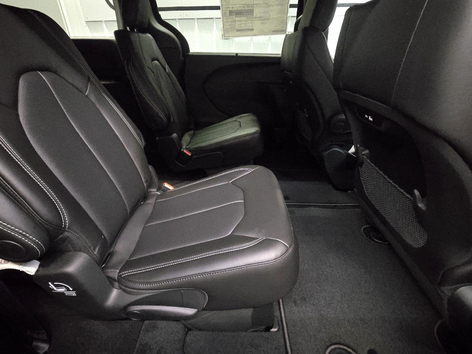 2026 Chrysler Pacifica Select - Photo 41