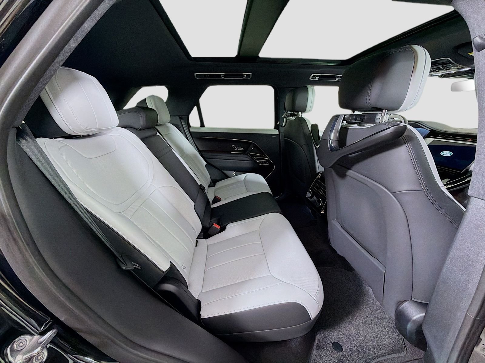 New 2026 Santorini Black Land Rover Dynamic SE image 31