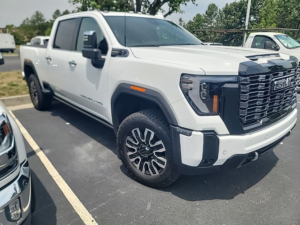Used 2025 White GMC Denali Ultimate image 9