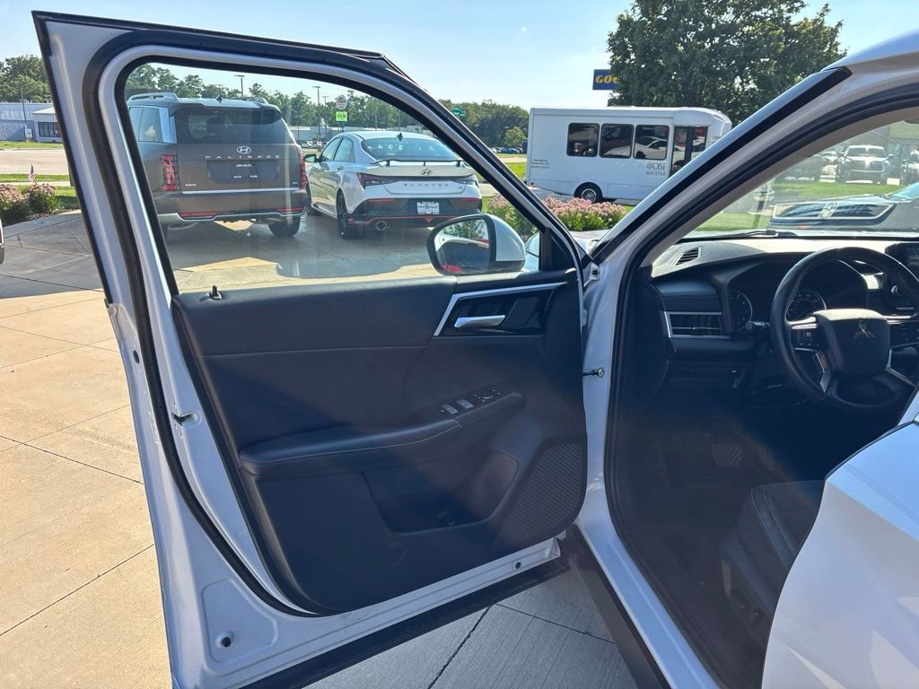 Used 2023 White Diamond Mitsubishi SE image 15