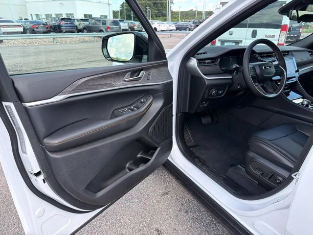 New 2026 White Jeep  image 11