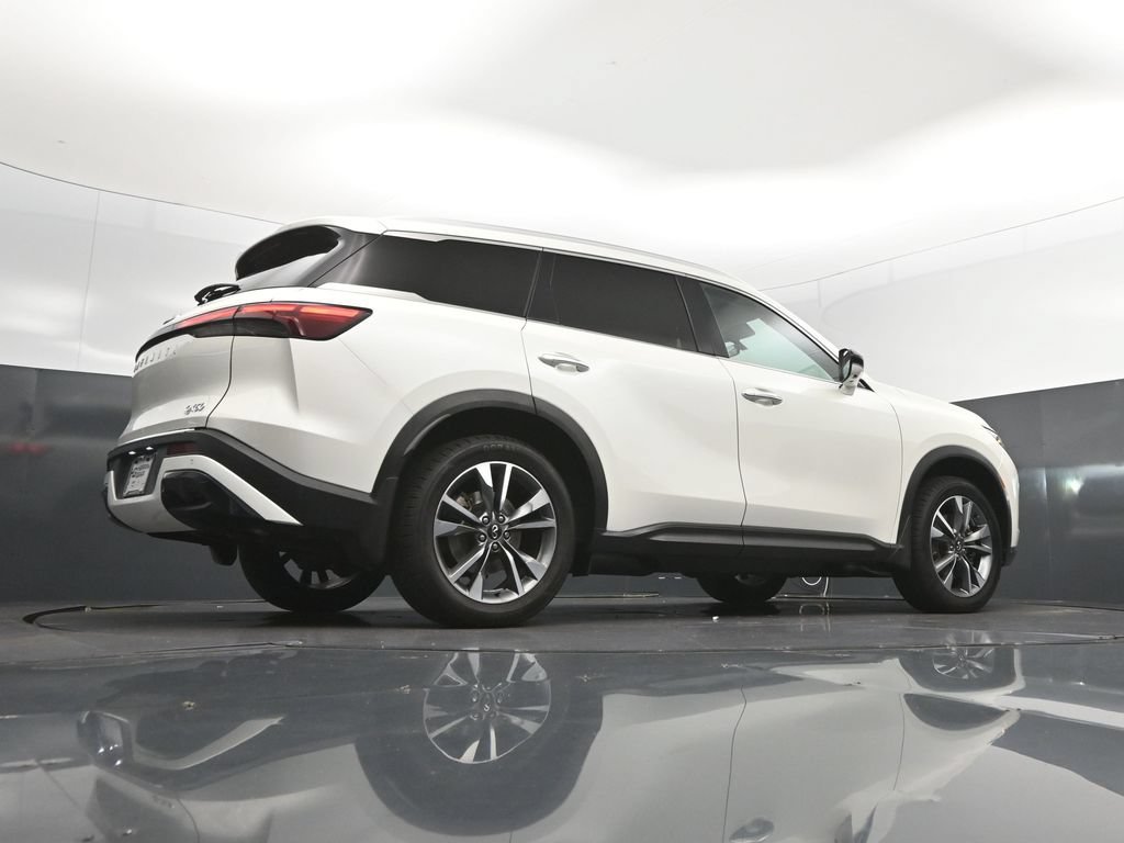 Certified Used 2023 White INFINITI LUXE image 44