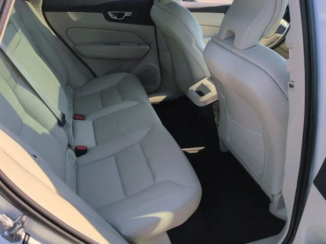 Used 2021 White Volvo T5 Momentum image 34