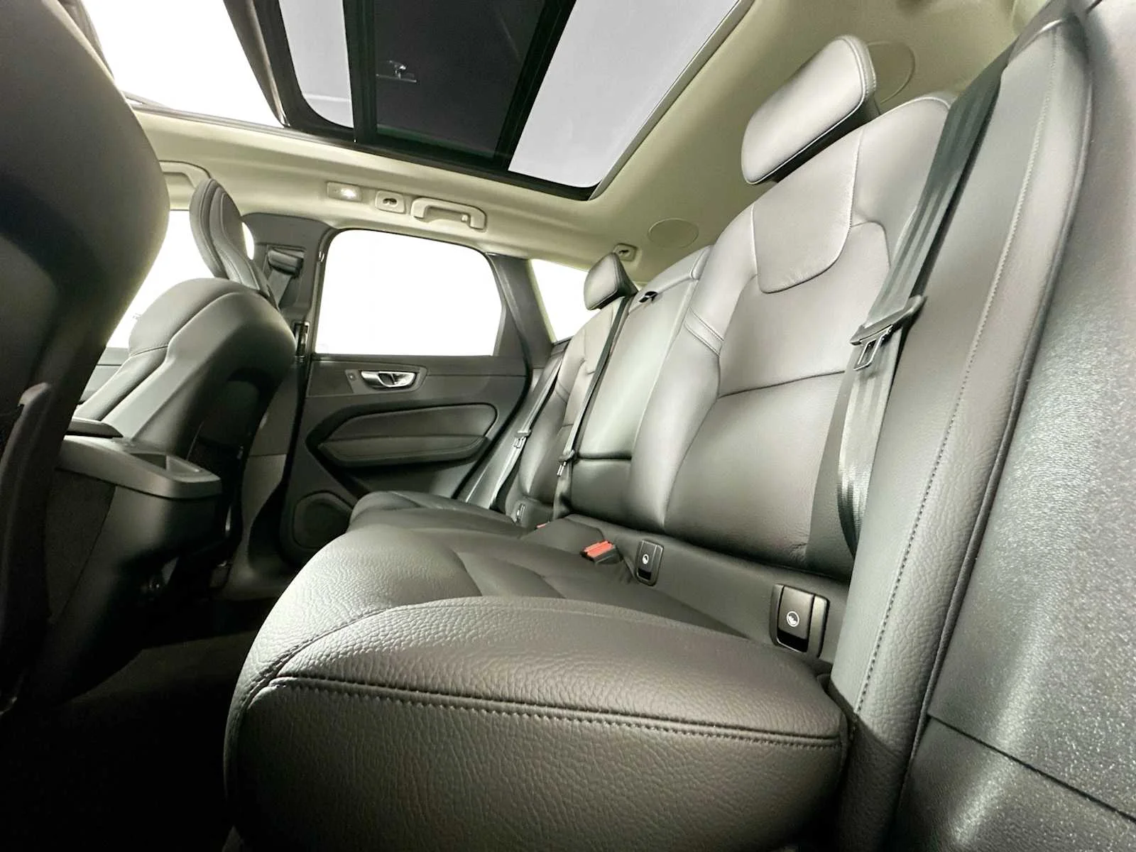 Certified Used 2025 Platinum Grey Volvo Plus image 20