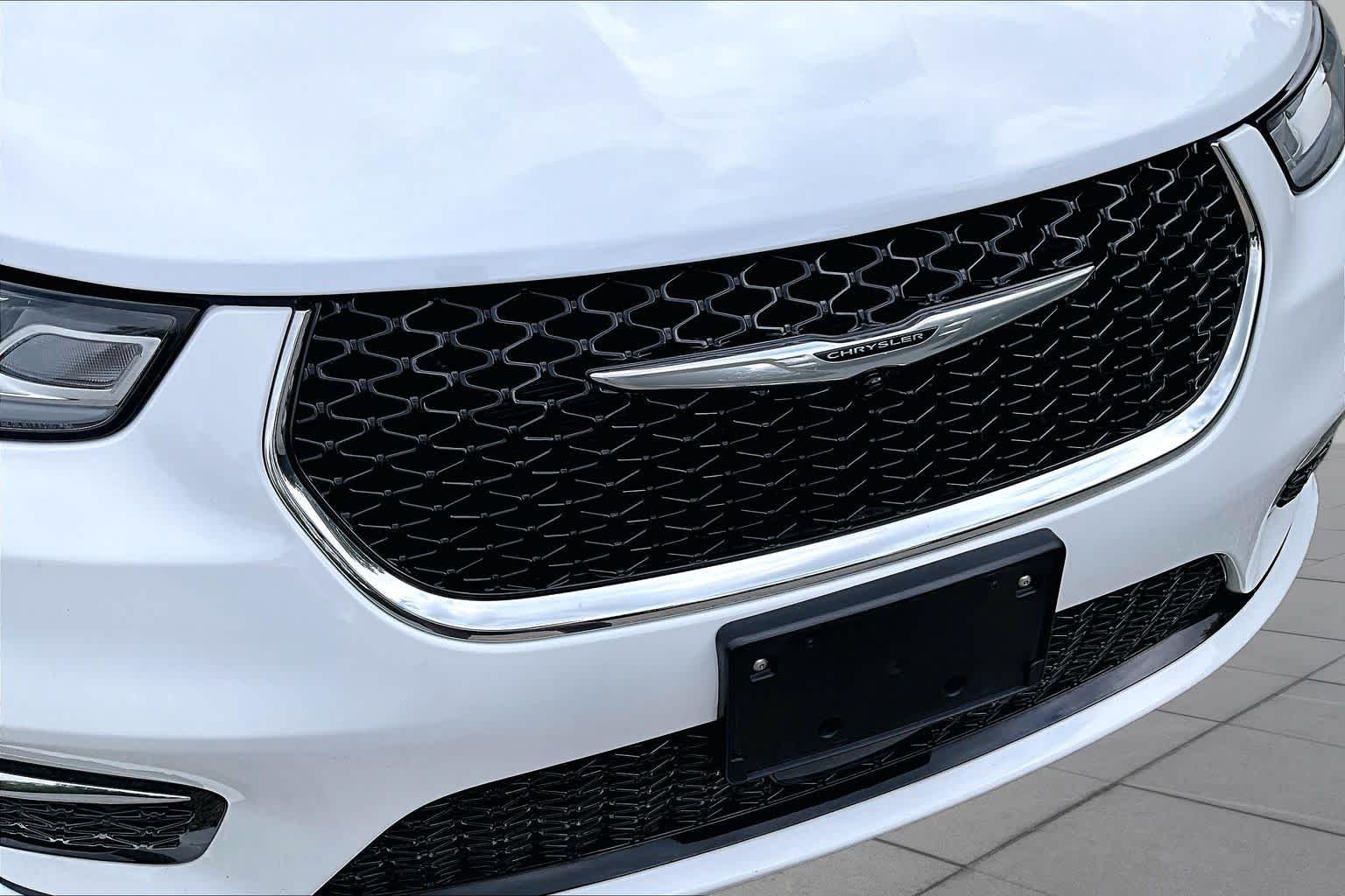 Used 2024 Bright White Clearcoat Chrysler Hybrid Select image 30