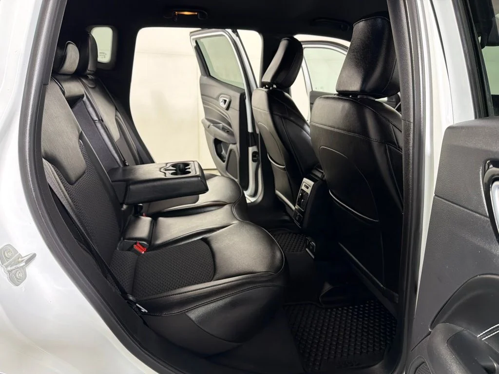 Used 2022 White Jeep Latitude image 22