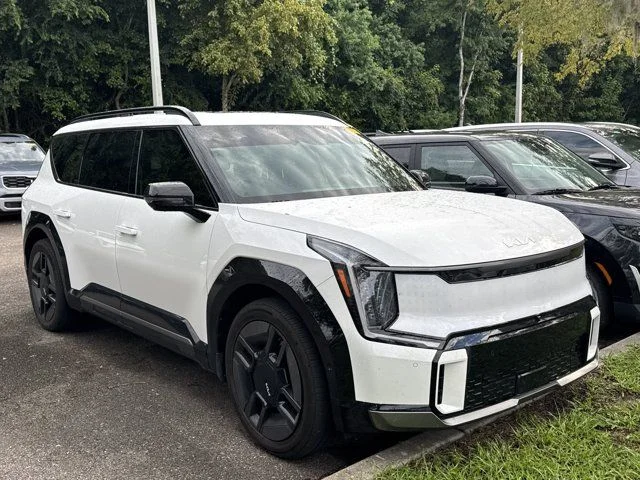 Used 2024 White Kia GT-Line image 1