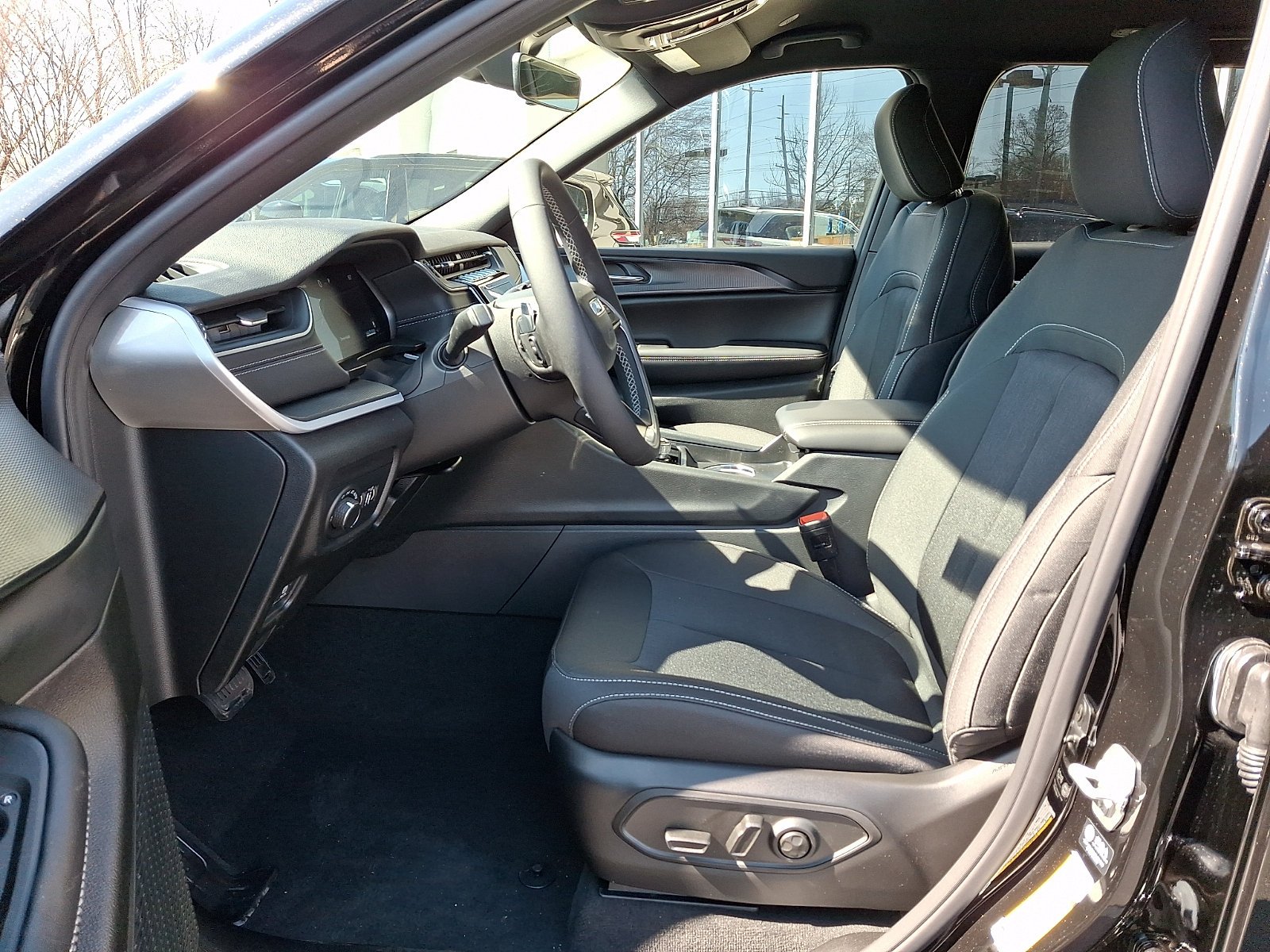 New 2026 Diamond Black Crystal Pearl-Coat Exterior Paint Jeep Laredo image 9
