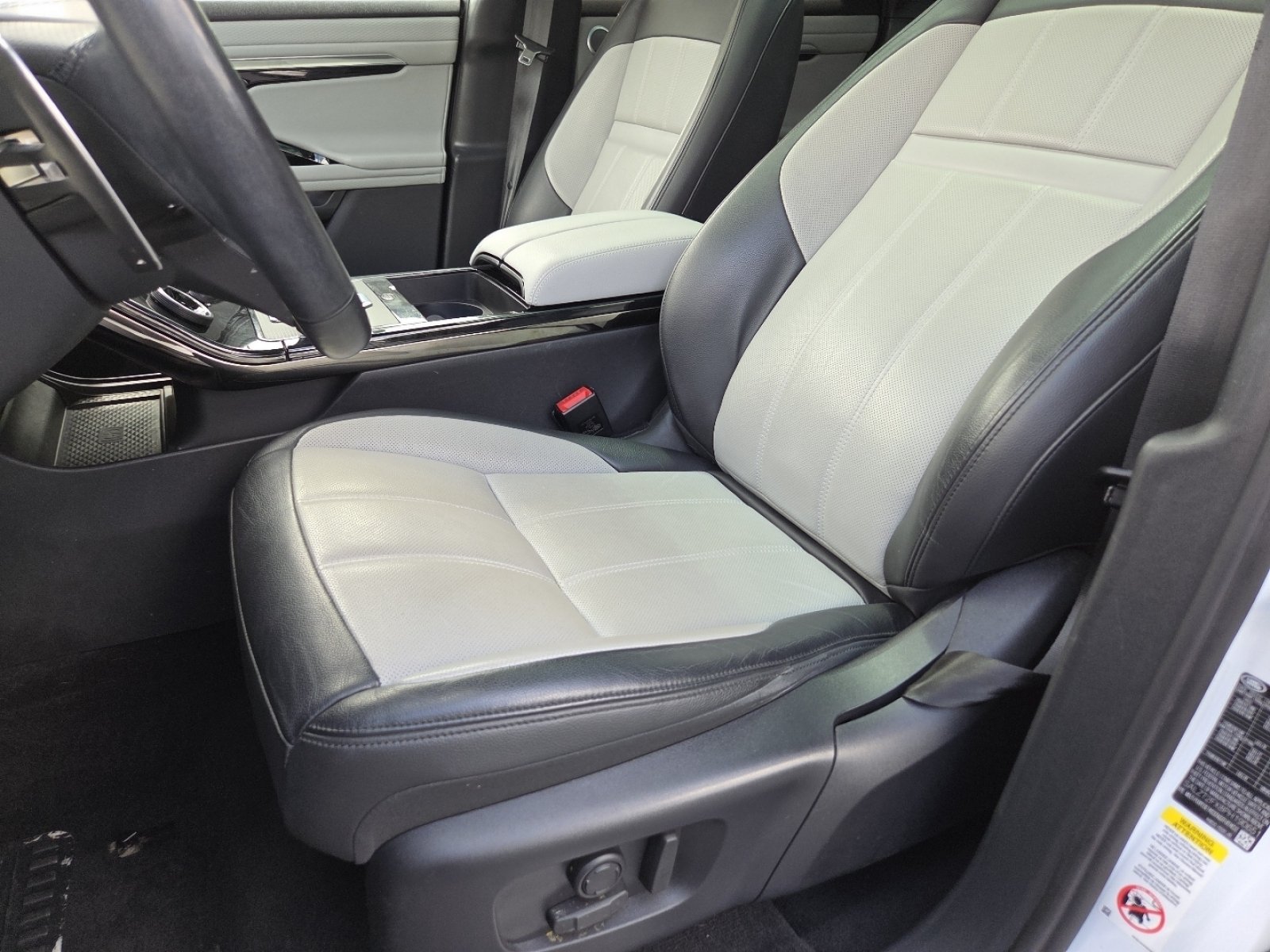 Used 2023 Fuji White Land Rover Dynamic image 30
