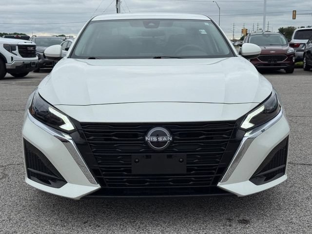 Used 2023 White Nissan SV FWD image 9