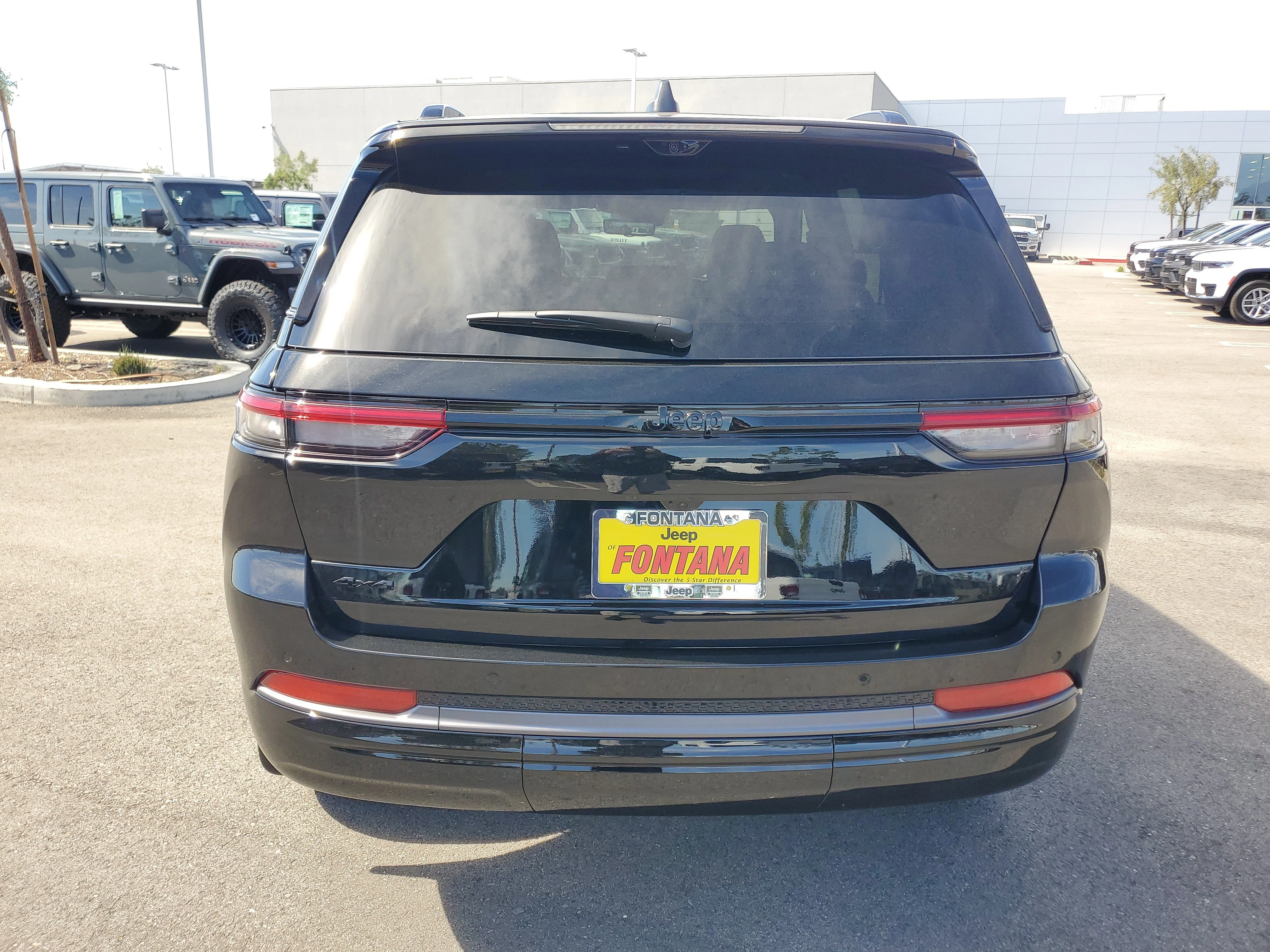 New 2026 Diamond Black Crystal Pearl-Coat Exterior Paint Jeep Limited image 3