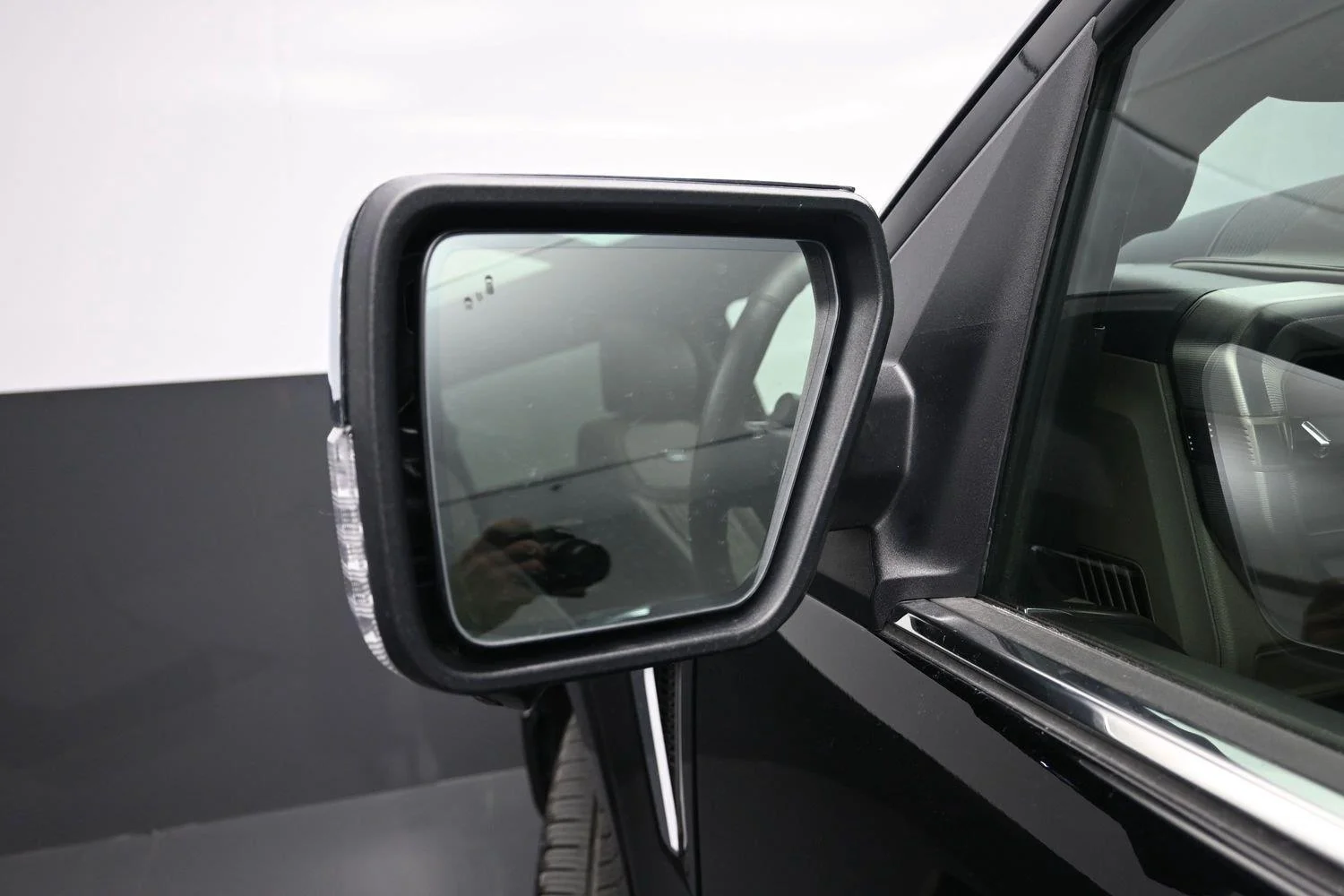 Used 2025 Agate Black Ford Platinum image 24