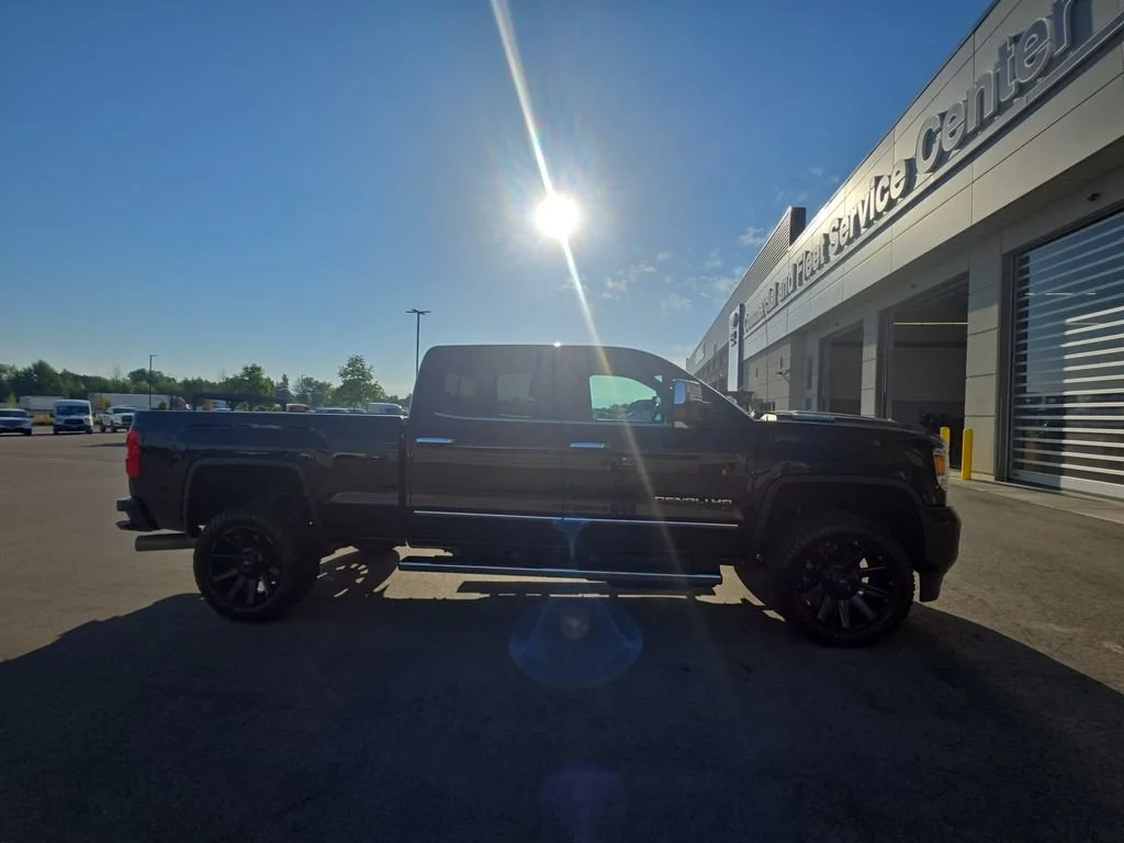 Used 2018 ONYX BLACK GMC Denali image 4