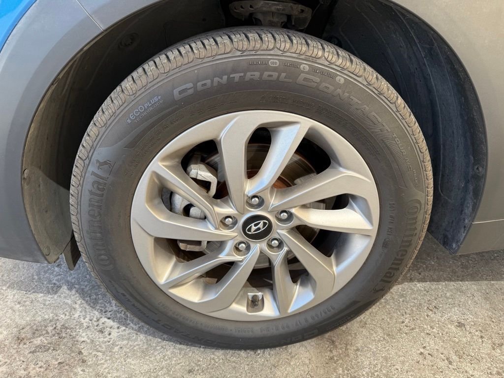 Used 2016 Caribbean Blue Hyundai SE image 3