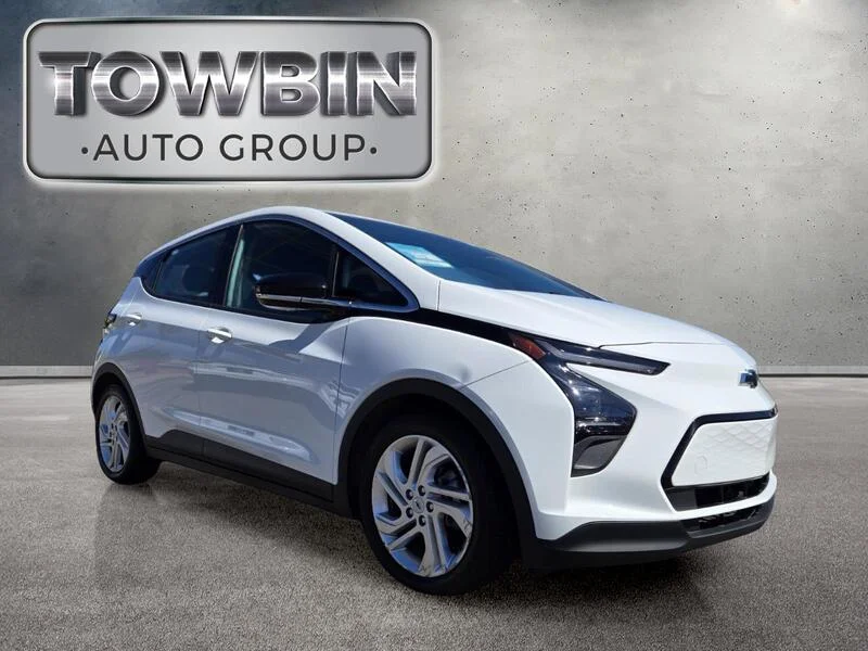 Used 2023 Summit White CHEVROLET 5DR WGN 1LT image 2