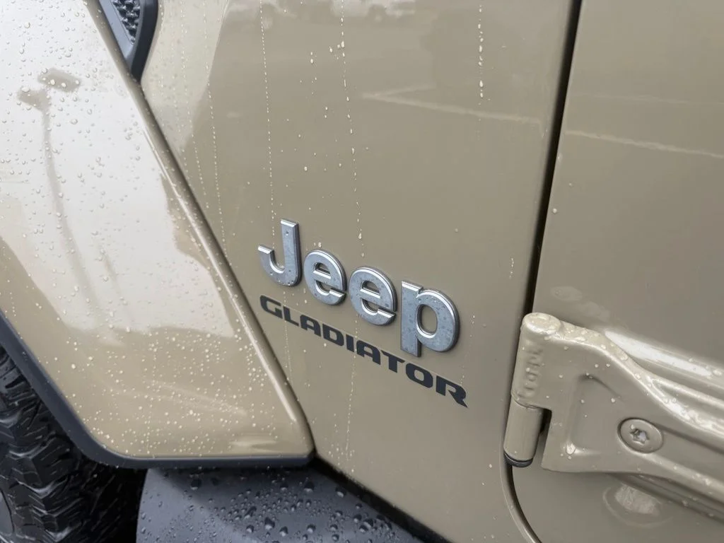 Used 2020 Green Jeep Overland image 12