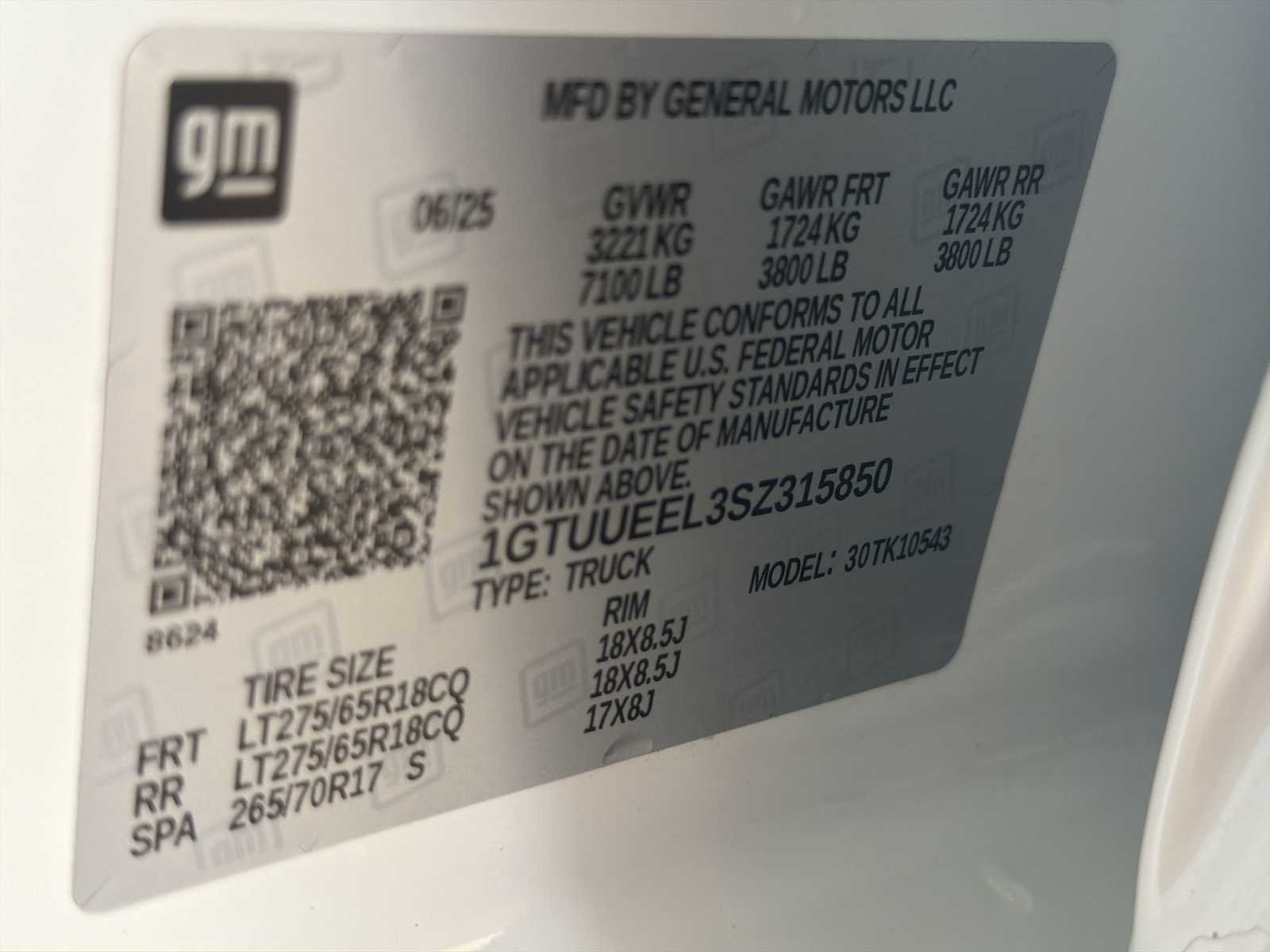 Used 2025 Summit White GMC AT4 image 34
