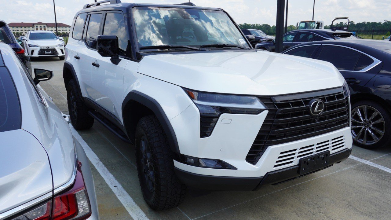 Used 2025 White Lexus GX 550 Overtrail image 3
